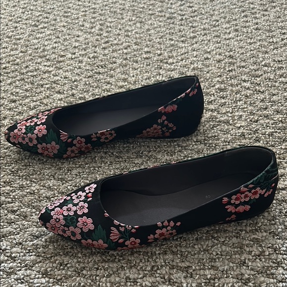 EUC. Floral Embroidered Women's Flats - Picture 2 of 4